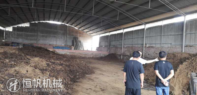 鄭州恒帆機械為溫縣客戶實地規(guī)劃年產三萬噸牛糞有機肥生產線項目(圖3) 牛糞倉儲廠區(qū)參觀